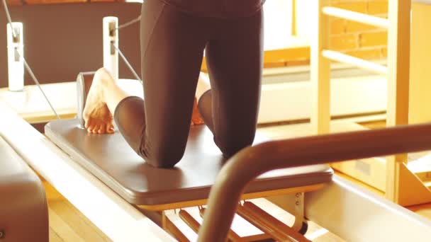 Mujer haciendo ejercicio en el equipo de gimnasio — Vídeos de Stock