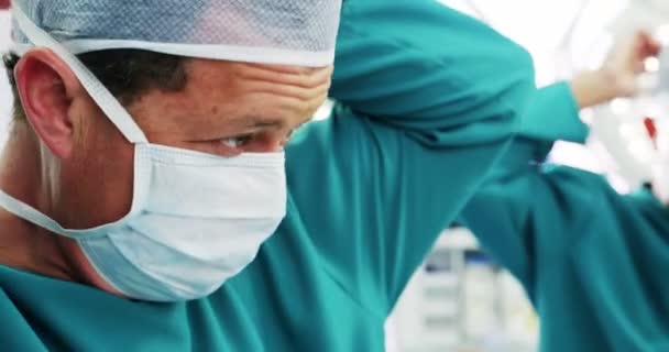 Cirujano atar máscara quirúrgica — Vídeos de Stock