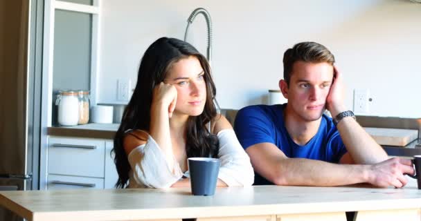 Pareja reflexiva en la cocina — Vídeo de stock