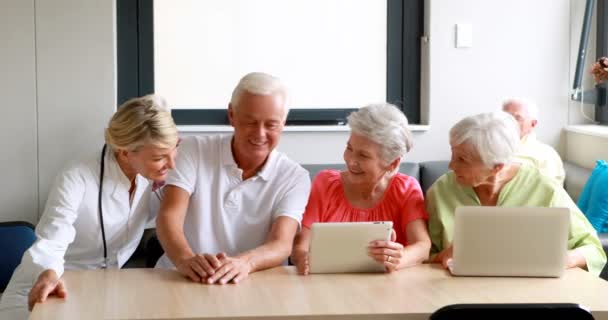 Médico interagindo com idosos — Vídeo de Stock