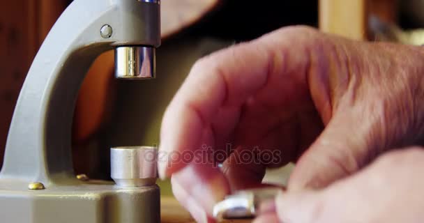 Horolog reparera en klocka — Stockvideo