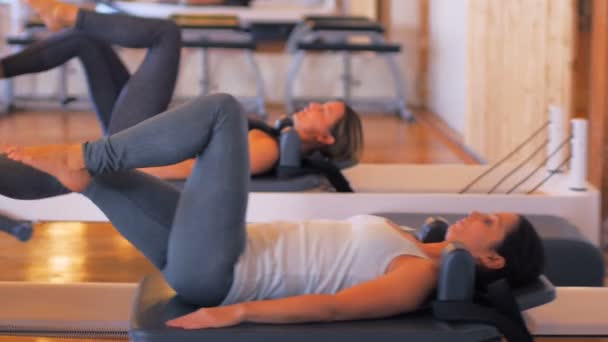 Mulheres se exercitando em equipamentos de ginástica — Vídeo de Stock