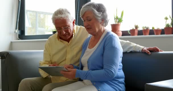 Couple aîné utilisant une tablette numérique — Video