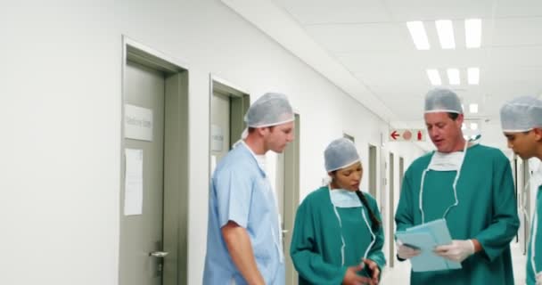 Erkek cerrahlar tartışıyor — Stok video