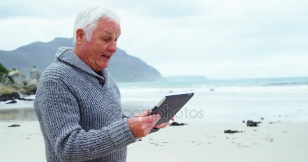 Člověk s použitím tabletu na pláži — Stock video