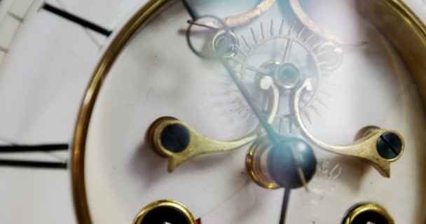 Stary zegar w warsztacie — Wideo stockowe