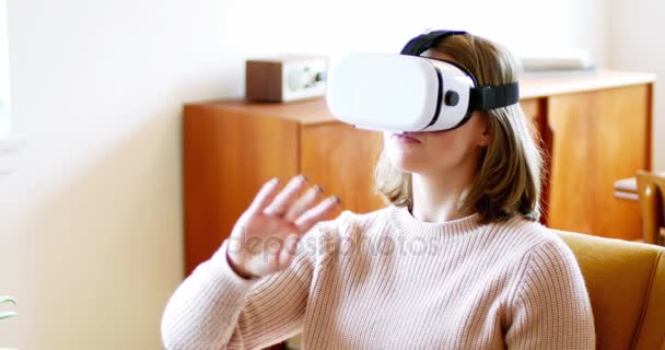 Vrouw met behulp van virtual reality headset — Stockvideo