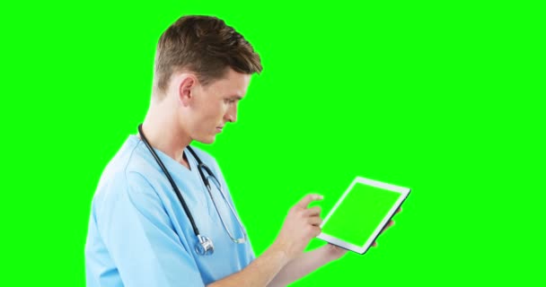 Médecin masculin utilisant un téléphone portable — Video