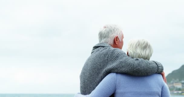 Feliz senior en la playa — Vídeo de stock