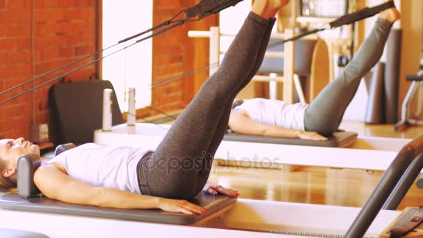Vrouwen stretching oefening uitvoeren — Stockvideo