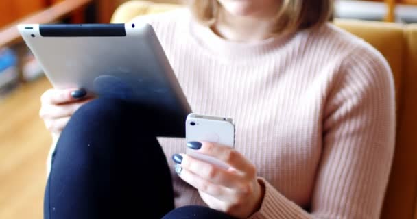 Mulher usando tablet digital e telefone móvel — Vídeo de Stock