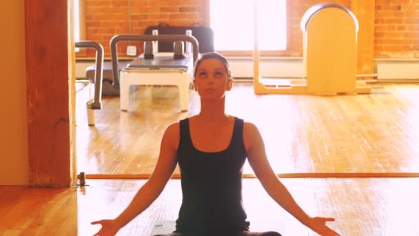 Vrouw uitvoeren van yoga — Stockvideo