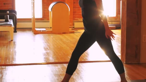 Kvinnan utför stretching motion — Stockvideo