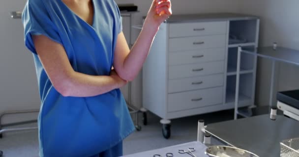 Медсестра держит хирургический инструмент — стоковое видео