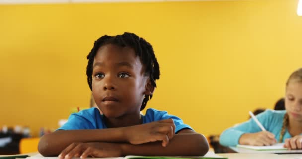 Niño levantando la mano en el aula — Vídeos de Stock