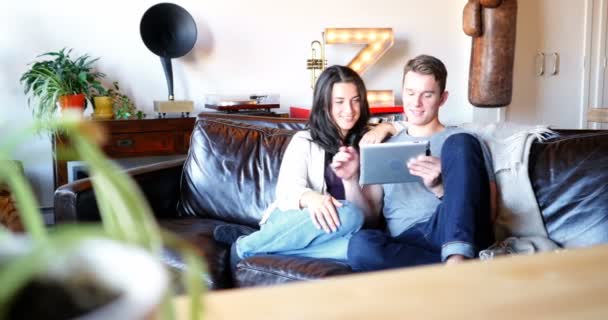 Pasangan memakai tablet digital — Stok Video
