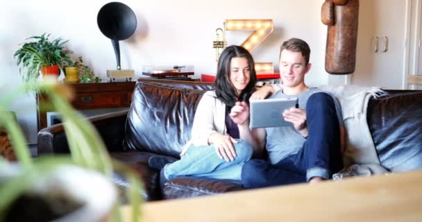 Pareja usando tableta digital — Vídeo de stock