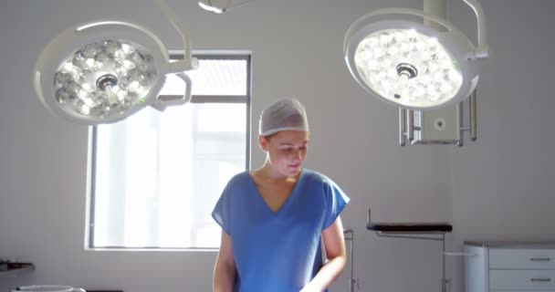 Медсестра расставляет хирургические инструменты на подносе — стоковое видео