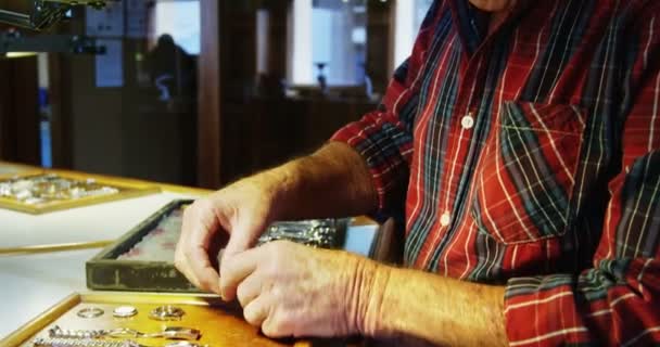 Horlogemaker repareren van een horloge — Stockvideo