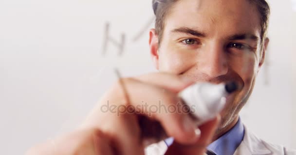 Man writing on glass with marker pen — Stock Video