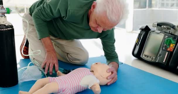 Így oxigén egy dummy férfi paramedic — Stock videók