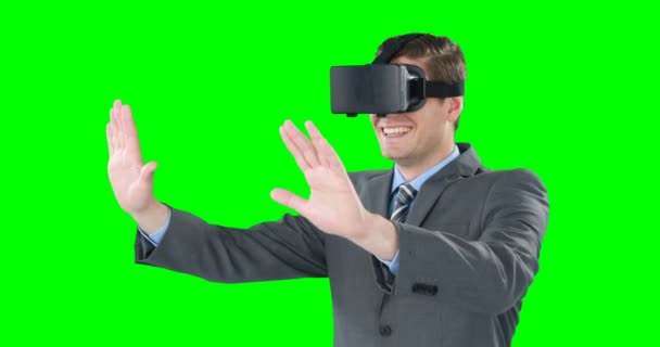 Zakenman met een virtual reality bril — Stockvideo