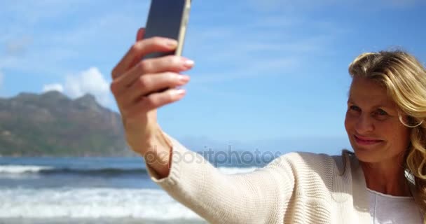 Rijpe vrouw die een selfie vanaf telefoon — Stockvideo