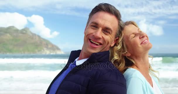 Couple debout dos à dos sur la plage — Video