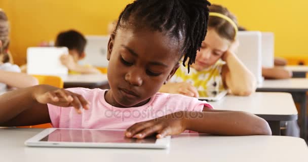 Menina usando tablet digital — Vídeo de Stock