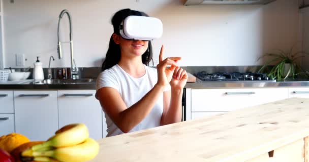 Mujer usando gafas virtuales — Vídeo de stock