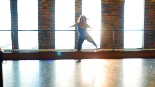 Балерина практикует в студии — стоковое видео