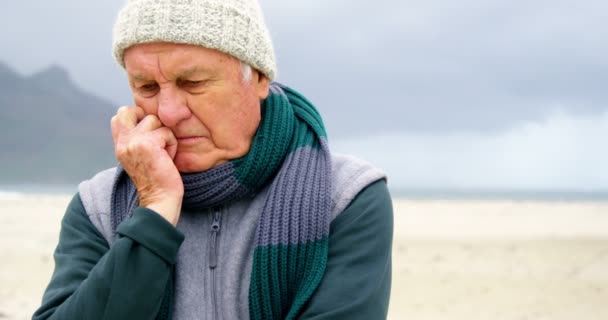 Senior Mann am Strand — Stockvideo