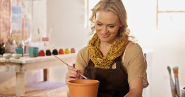 Oleiro feminino pintura no pote — Vídeo de Stock