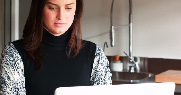 Красивая женщина с ноутбуком — стоковое видео
