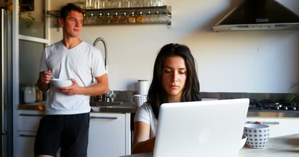 Woman and man in kitchen — Stock Video