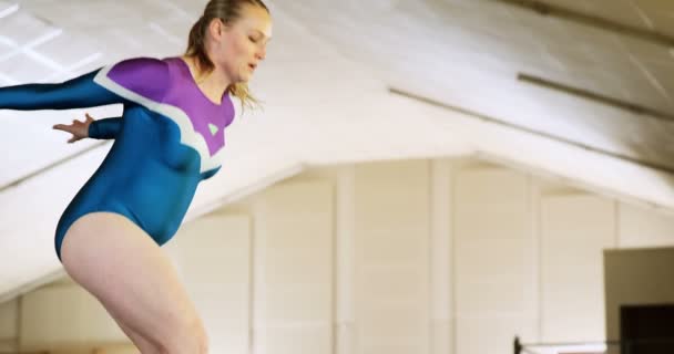 Gimnasta practicando una gimnasia — Vídeos de Stock