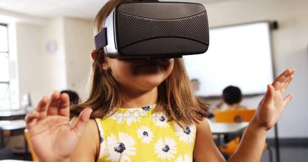 Meisje met behulp van virtual reality headset — Stockvideo