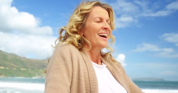 Hermosa mujer disfrutando en la playa — Vídeos de Stock