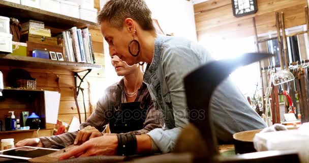 Kunsthandwerker bereiten Leder zu — Stockvideo