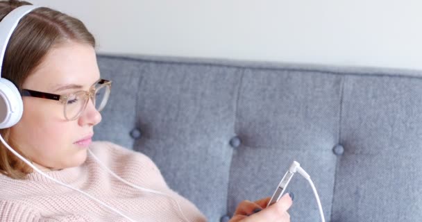 Mujer escuchando música — Vídeo de stock