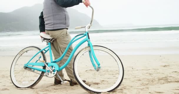 Hombre mayor de pie con su bicicleta — Vídeos de Stock