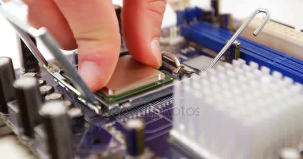 Técnico de chip de fijación en la placa base — Vídeos de Stock