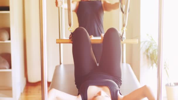 Mujer realizando ejercicio de estiramiento — Vídeos de Stock