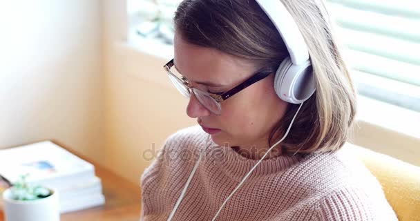 Mujer escuchando música — Vídeos de Stock