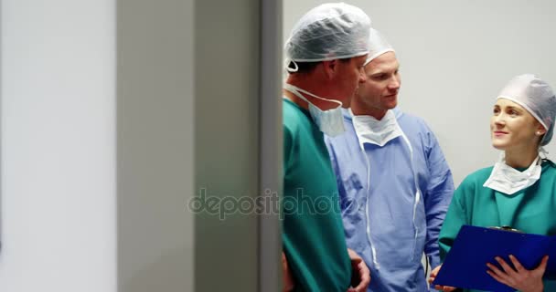 Cirurgiões que interagem entre si — Vídeo de Stock