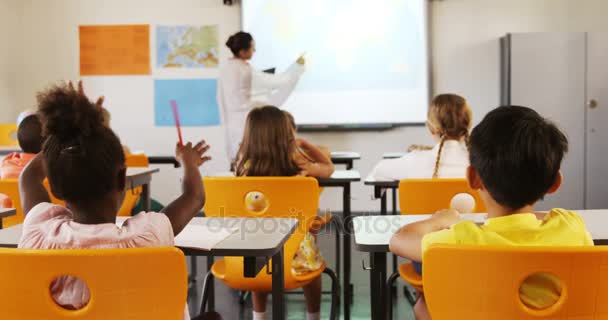 Enseignant enseignant aux enfants en classe — Video