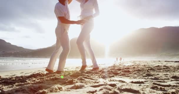 Olgun çift birlikte Beach — Stok video