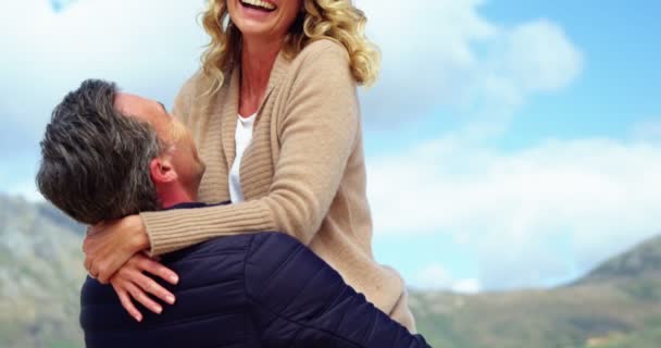 Couple d'âge mûr jouissant sur la plage — Video