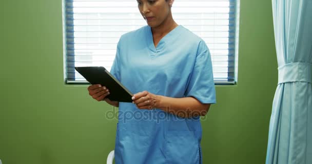 Nurse using digital tablet — Stock Video