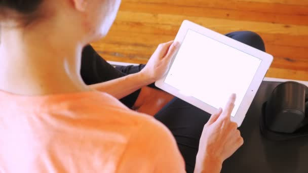 Frau nutzt digitales Tablet — Stockvideo